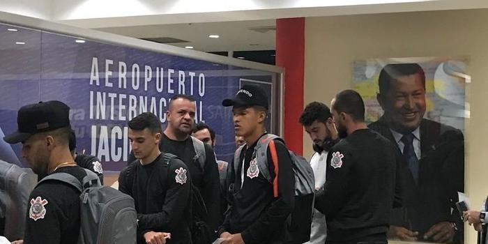 Em voo fretado de R$ 1,3 milhão, Corinthians chega à Venezuela