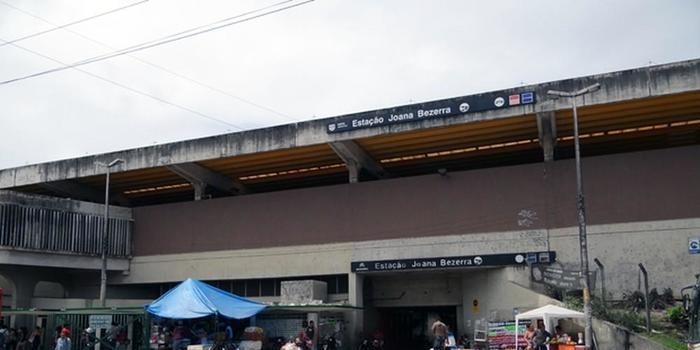 PMs morrem após serem atropelados por trem do Metrô no Recife