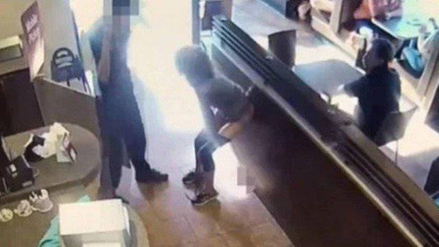 Mulher defeca em corredor de restaurante no CanadÃƒÂ¡  (CrÃƒÂ©dito: ReproduÃƒÂ§ÃƒÂ£o/Youtube)