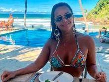 Viviane Araújo renova bronze e exibe corpão na Bahia
