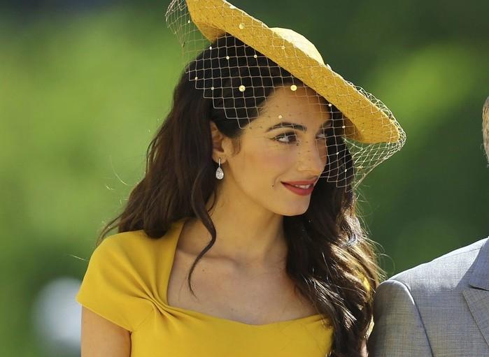 Amal Alamuddin e George Clooney chegam para o casamento real (Crédito: Gareth Fuller/pool photo via AP)