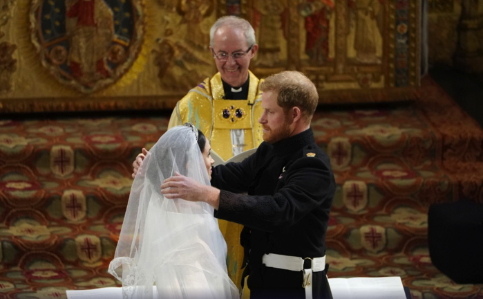 Harry tira o véu de Meghan (Crédito: Owen Humphreys/AP)