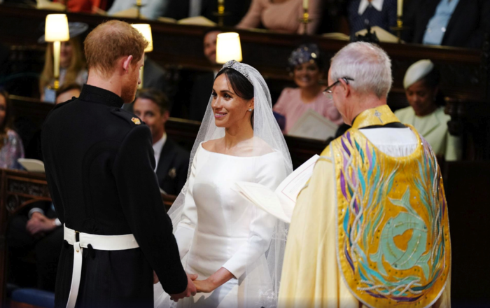 Harry e Meghan fazem os votos (Crédito: Dominic Lipinski/Reuters)