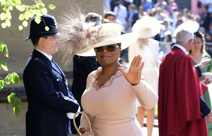 Oprah Winfrey chega à capela de São Jorge, no Castelo de Windsor, para o casamento de Harry e Meghan (Crédito: Ian West/pool photo via AP)