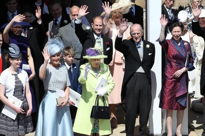 Família real acena para público (Crédito: Andrew Milligan/Pool via Reuters)