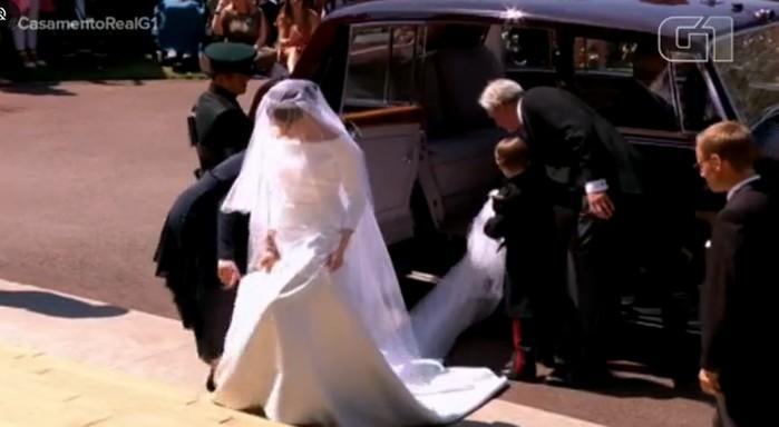 Meghan Markle se prepara para entrar na igreja (Crédito: Reprodução/Portal G1)