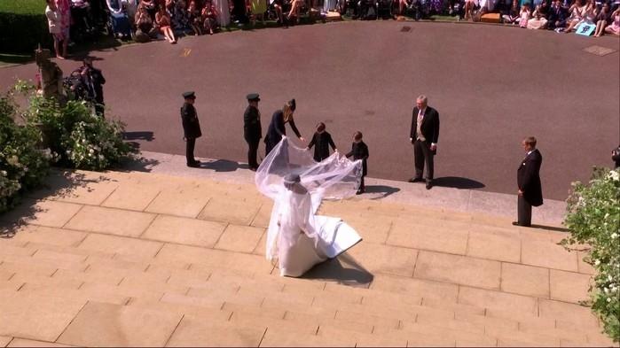 Meghan Markle exibe vestido deslumbrante (Crédito: TV Globo)