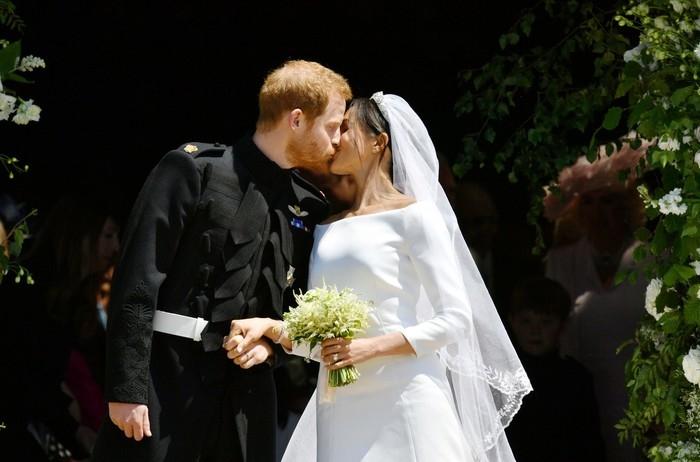 Harry e Meghan Markle se beijam após se casarem (Crédito: Ben Birchall/Pool via Reuters)