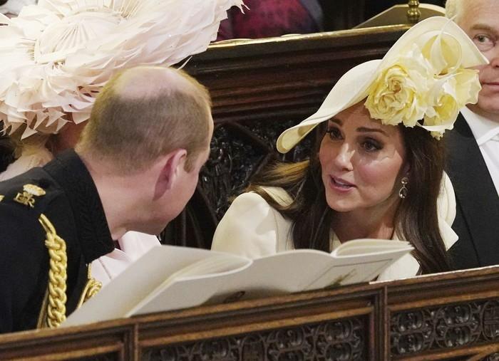 Kate Middleton conversa com Príncipe William durante casamento de Harry e Meghan (Crédito: Jonathan Brady/pool photo via AP)