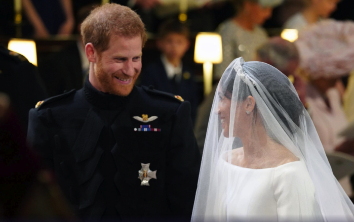 Harry e Meghan no altar (Crédito: Gareth Fuller/AP)
