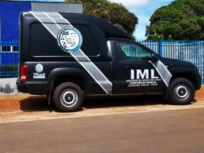 Equipe do IML esteve no local para remover o corpo (Crédito: Reprodução)