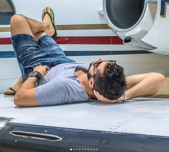 Alok em seu avião  (Crédito: Reprodução/ Instagram)