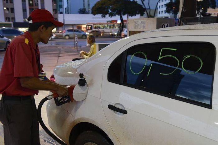 Frentista abastece veículo (Crédito: Valter Campanato/Agência Brasil)