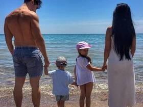 Afastada para curar tuberculose, Simaria reaparece em praia
