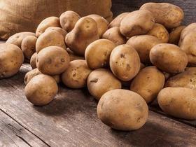 Homem é preso usando sutiã e enchendo banheira com batatas