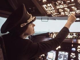 Pilota de avião viraliza após ouvir que