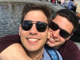 Repórter da Globo se casa com colega de emissora e troca beijos