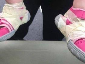 Mãe se revolta após creche usar fita para prender sapatos de bebê