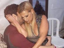 Aos 63 anos, Rita Cadillac é flagrada trocando carinhos com jovem