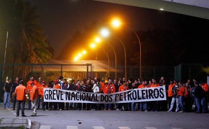 Greve de petroleiros na Refinaria Duque de Caxias (Reduc), na Baixada Fluminense (Crédito: Marcos de Paula / Agencia O Globo )