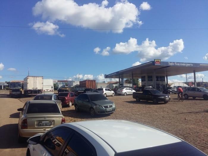 Fila de carros em Santa Inês, no Maranhão (Crédito: Divulgação/João Rolim)