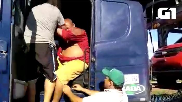 Nas imagens é possível ver que motorista levou socos (Crédito: Reprodução/G1)