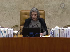 Cármen Lúcia afirma: "Democracia é único caminho legítimo"