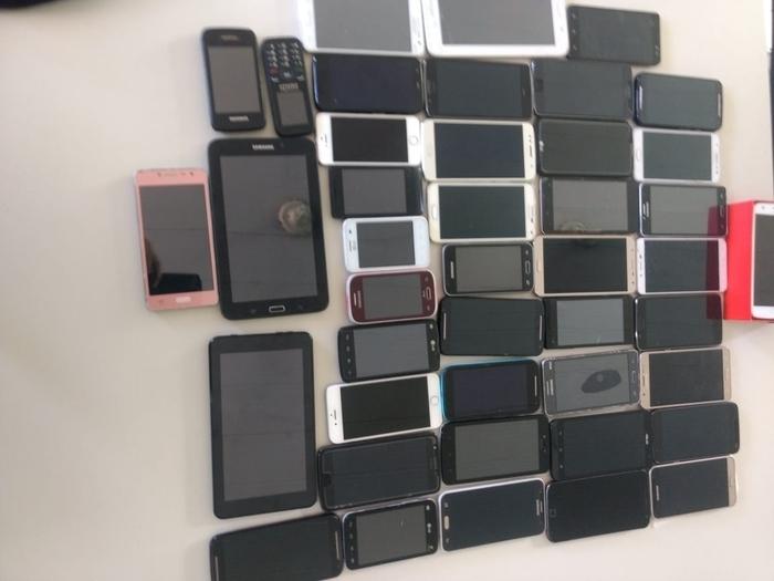 Celulares apreeendidos na Praça da Bandeira, Centro de Teresina (Crédito: Divulgação/PM)