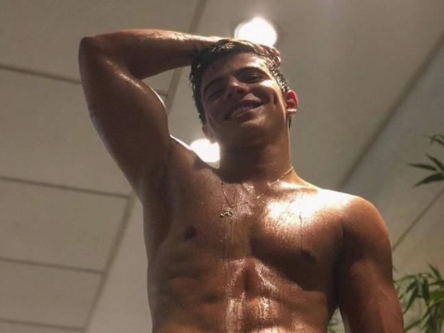 Ex-ator mirim, Thomaz Costa exibe corpão e ganha elogios de fãs