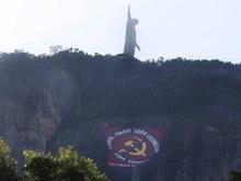 Bandeira contra o comunismo é colocada no morro do Cristo