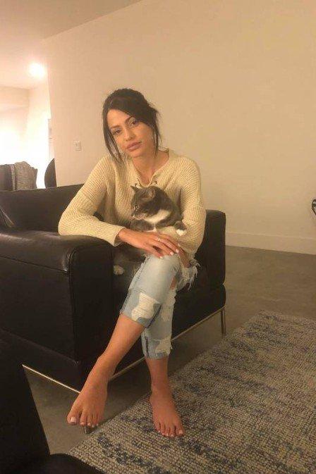 Duda Castro em seu apartamento em Los Angeles, de onde quase não sai (Crédito: Nilton Carauta)