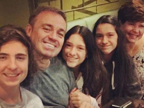 Em registro raro, Gugu aparece com os filhos:"Não é fácil educar"