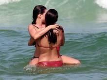 Bruna Linzmeyer e namorada esquentam clima em praia do Rio