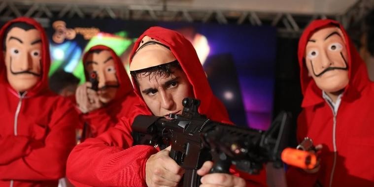 Noivos simulam cena de ‘La casa de Papel’ e viralizam na web