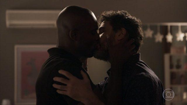 Cido (Rafael Zulu) e Samuel (Eriberto leão) se beijam em O Outro Lado do Paraíso (Crédito: Reprodução)