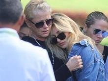 Emocionadas, Xuxa e Sasha se despedem de dona Alda Meneghel