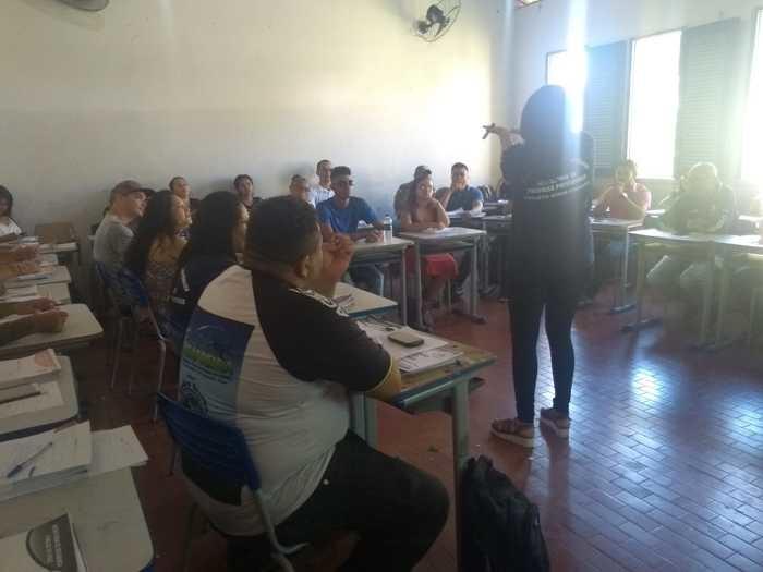 Capitã Enyra Viviane de Oliveira orientando na Formação dos Educadores Socias (Crédito: Valéria Farias)