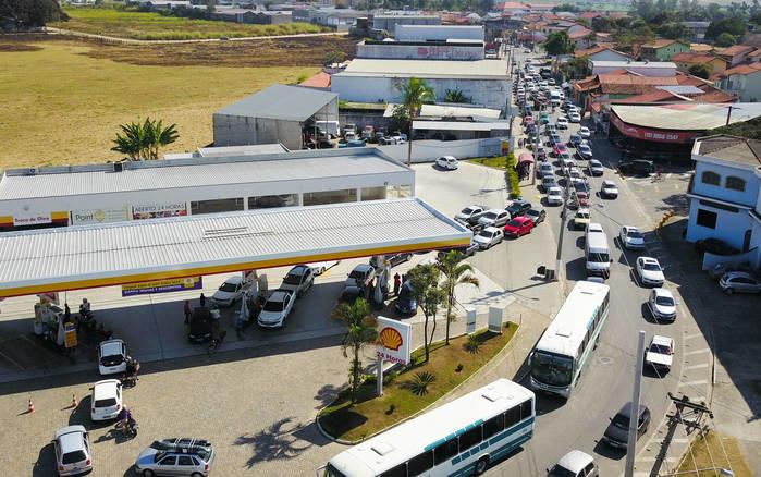 Fila de carros em posto durante a greve dos caminhoneiros (Crédito: Nilton Cardin/Folhapress)
