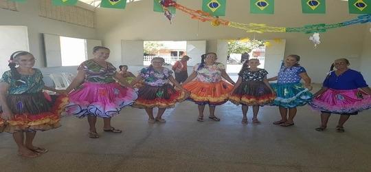 Grupo da melhor idade em ritmo de arraiá