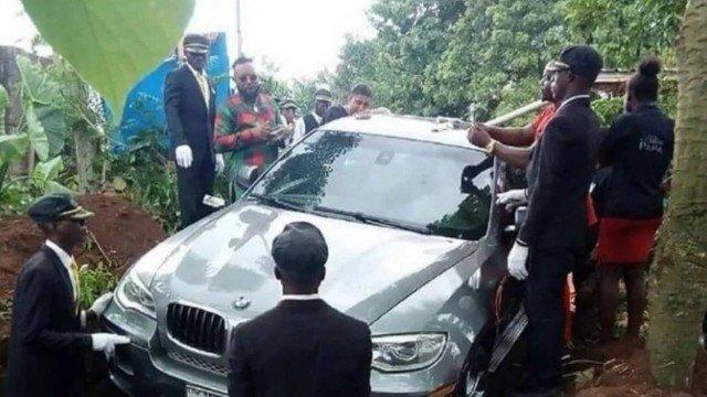 BMW é usada como caixão para enterrar nigeriano (Crédito: Reprodução/Facebook(Zevi Gins))