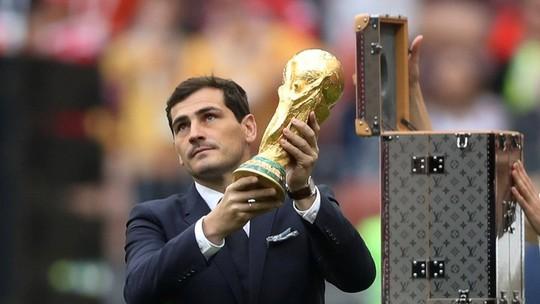 Casillas exibe a taça antes da abertura da Copa (Crédito: Reprodução)