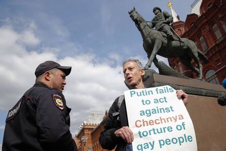 Ativista é abordado por policial durante protesto (Crédito: MAXIM ZMEYEV / AFP)