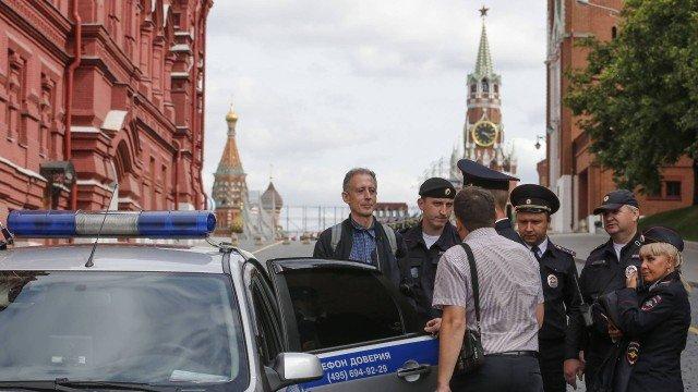 Ativista foi detido por agentes russos (Crédito: MAXIM ZMEYEV / AFP)
