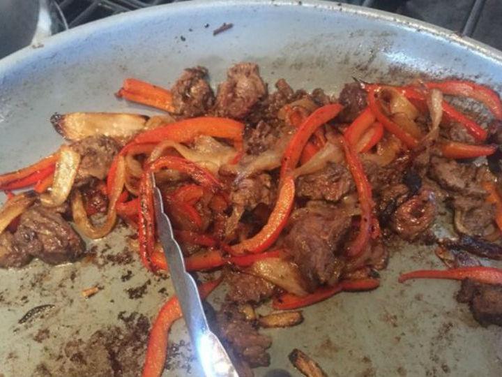Homem tem pé amputado e o cozinha para jantar com amigos