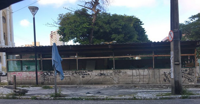 Moradores de rua constroem ‘casa’ em praça pública de Fortaleza