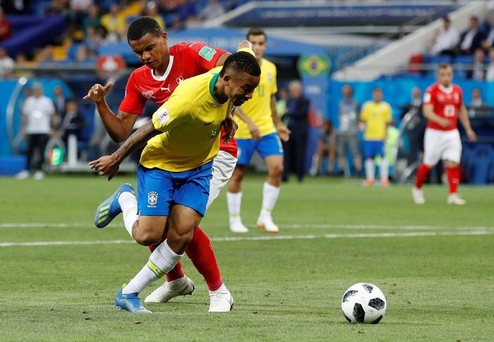 Gabriel Jesus e Manuel Akanji  (Crédito: Reuters)