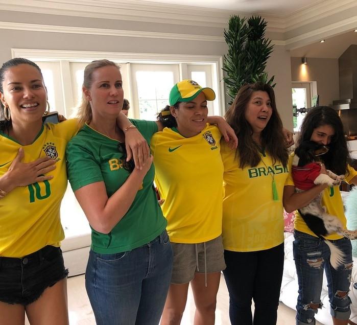 Adriana Lima se reuniu com a família e amigas (Crédito: Instagram )