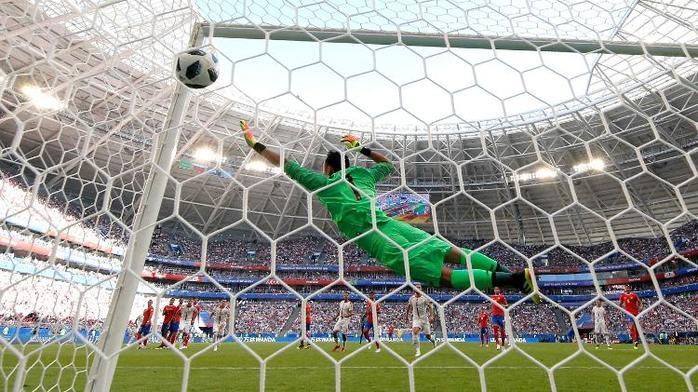 Navas tentou, mas a bela batida de Kolarov passou pelo goleiro do Real Madrid  (Crédito: Getty Images )