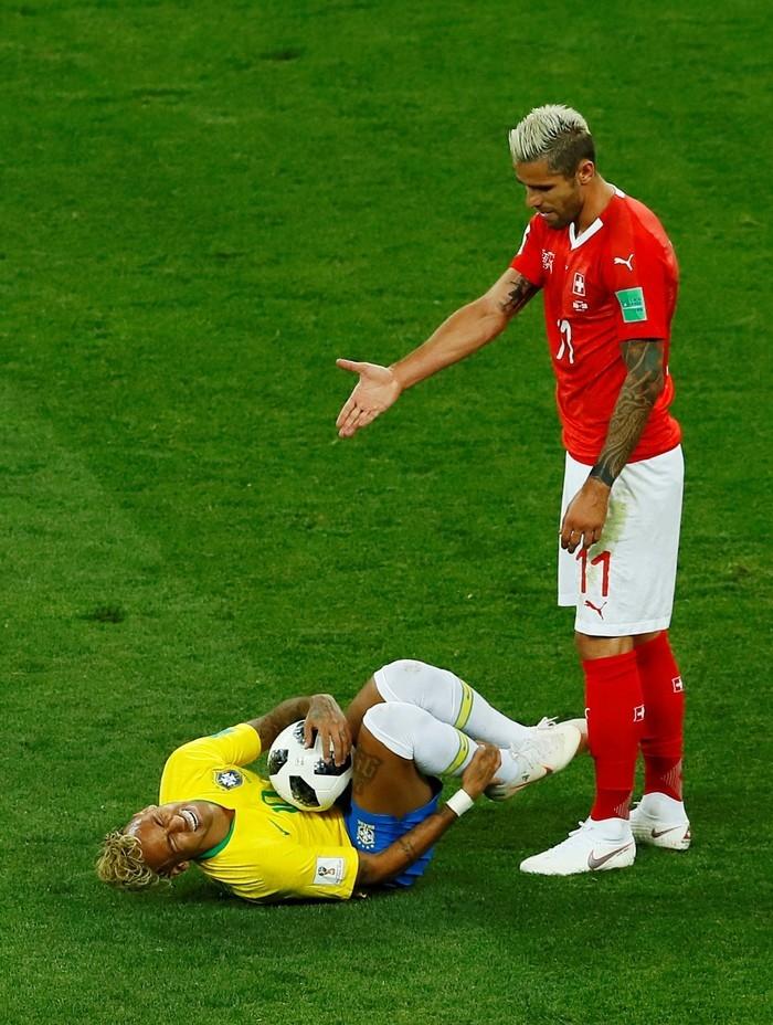  Neymar sofre falta dura no primeiro tempo  (Crédito: Reuters)