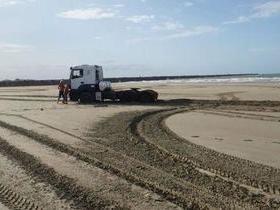 Caminhoneiro vai passear com veículo em praia e acaba atolado; veja